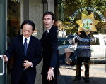 2007年8月31日，潜逃的华裔政治捐款人徐咏芫（左）在提交200万美元保释金后离开加州San Mateo郡监狱。（Justin Sullivan/Getty Images）