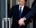 2007年8月31日，潛逃的华裔政治捐款人諾曼‧徐（左）在提交200万美元的保釋金后離開加州San Mateo郡監獄。（Justin Sullivan/Getty Images）