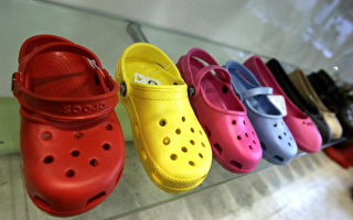 幼兒穿Crocs舒適鞋危險 電梯事故頻傳