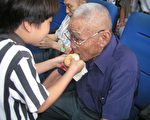 維多利亞雙語中小學中秋送暖到榮家