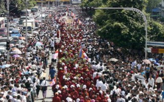 缅甸示威抗议两种迥异结局 对话或镇压