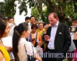 歐洲議會副主席麥志德（又譯愛德華‧麥克米蘭-斯考特）先生在泰國出席研討會後，與當地法輪功學員交談。（大紀元）