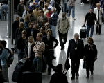 美國政府為了繼續加強安全與反恐，正在收集上百萬美國人旅遊海外的電子資料。(Ralph Orlowski/Getty Images)