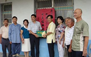 台南縣長蘇煥智(中)到榮獲2007全國十大經典好米沈建益（左4）的家中祝賀。(攝影:陳勤／大紀元）