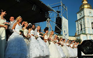 組圖：烏克蘭70對新人結婚 老夫妻傳相處之道