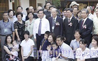 陳總統與王金河醫師（右4）家人於「台灣烏腳病醫療紀念館」內合影。〈攝影：賴友容／大紀元〉