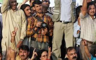 譴責警方暴力鎮壓 巴國記者發動示威