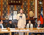 旧金山第四选区(日落区)新上任市参事朱嘉文(右三)拜访华埠,市长纽森(中)现身相挺。(摄影﹕黄毅燕/大纪元)