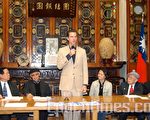 旧金山第四选区(日落区)新上任市参事朱嘉文(右三)拜访华埠，市长纽森(中)现身相挺。(摄影﹕黄毅燕/大纪元)