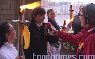比利时圣尼古拉斯市和平节迎接人权圣火