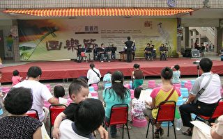 嘉義蘭潭樂坊國樂團在文化中心廣場奏出優美的台語老歌「雙人枕頭」。   (攝影：蘇泰安／大紀元)