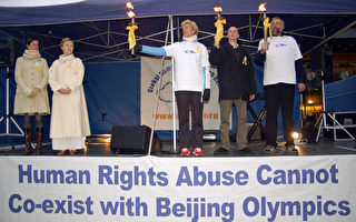 芬兰人民支持人权 奥运冠军接传圣火