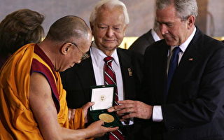 美国会给达赖喇嘛颁奖 布什等讲话