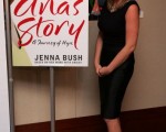 2007年10月1日，美国第一女儿詹娜布什在她的新书《安娜的故事》发布会上。（Bryan Bedder/Getty Images）