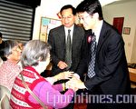 市议员尹常贤(Sam Yoon)亲切的和耆老们握手拜票。(摄影﹕仇锦光/大纪元)