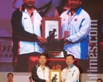 台北县体育处长洪启昌（右）代表上台受颁总统奖。（摄影：唐宾／大纪元）
