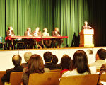 市议员M.J.Khan10月24日晚在休斯顿独立学区亚裔里民大会上发言。(王洋摄影/大纪元)