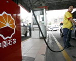 中国上海在PetroChina 的加油站，营业员忙着替顾客的汽车加油。( LIU JIN/AFP/Getty Images，2007 年6月20 日)