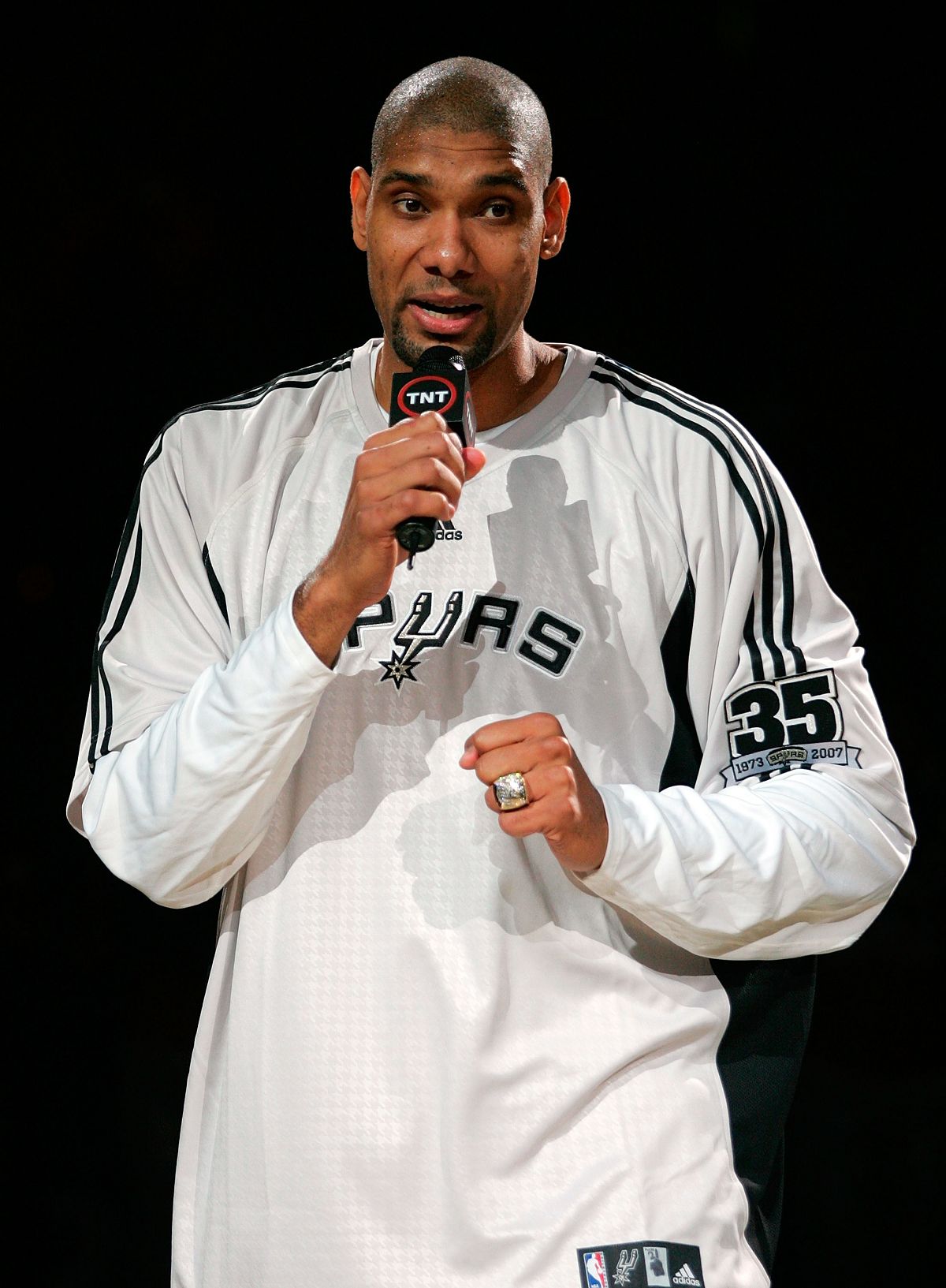 提姆‧鄧肯(Tim Duncan)1997年以「狀元秀」身分被馬刺選中,到2016年退役,幫助球隊建立了長達近20年的「馬刺王朝」。他是「低調」與「基石」的代名詞,助馬刺奪得5個總冠軍,他2次獲得MVP、3次FMVP、15次入選全明星。(Getty Images)