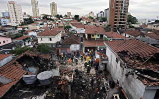 组图：巴西小飞机坠民宅 8死3伤