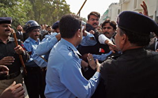 组图：巴基斯坦警方殴打并逮捕抗议律师