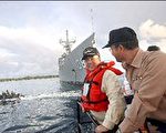 國防部長李天羽日前搭乘海軍班超軍艦，前往南沙太平島視導，並自艦上搭接駁小艇登島。（軍聞社提供）//自由時報