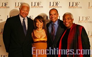图﹕American Express执行总裁Ken Chenault(右2)和夫人Kathryn Chenault(左2)，LDF前任总裁 Elaine Jones(右1)，以及 Nathaniel Lewis(左1) 。（大纪元图片）