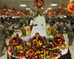 2007 年11月22 日，在伊拉克巴格達的美軍基地餐廳，佈置及供應美國傳統的感恩節火雞午餐和晚餐。(Chris Hondros/Getty Images)