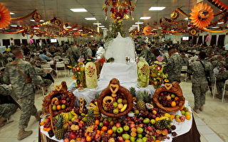 组图：巴格达美军享用感恩节火鸡餐