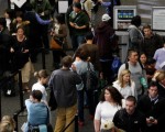 2007 年11月21 日，感恩節前夕，在舊金山國際機場旅客排隊等待安全檢查搭機回家，以便及時和家人一起共享烤火雞、蔓越莓醬、馬鈴薯泥和南瓜派等美食。( Justin Sullivan/Getty Images)