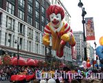 一年一度的紐約梅西感恩節大遊行，於11月22日登場，有200萬多人到現場觀看。 (攝影：余曉/大紀元)