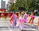 11月22日休斯顿第58届感恩节大游行﹐法轮功作为唯一华人团体倍受欢迎。(摄影﹕苏慧/大纪元)