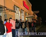 笔者23日凌晨5:40在佛州当地一家商店OfficeDepot门前拍摄的等待进门抢购的人群（摄影:黎乐/大纪元）