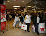 黑色星期五，人們在皇后中心(Queens Center)購買折扣商品。（攝影 文忠/大紀元）