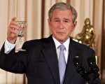 图：布什舉杯，對中東和會表示樂觀。（SAUL LOEB/AFP）