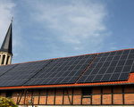 2007年，德国东部拥有1000个住屋的Dardesheim村庄被誉为“能源花园”，经营者矢志将再生能源推至邻近Schoeningen村的Buschhaus褐煤发电厂，以风力、太阳能及生质物等设备取而代之。 (BARBARA SAX/AFP/Getty Images)