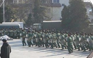 辽省府前抗议规模扩大 武警强行清场
