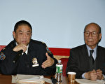 纽约市警察局五分局局长余搌源（左）在警民会议上介绍近期五宗华埠劫案和两宗交通意外致死案件。（摄影﹕余晓∕大纪元）