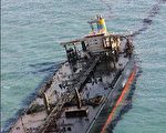 “河北精神”号遭撞击狂泄原油，约六万六千桶原油外泄入黄海，厚重呛鼻的油污，污染长达17公里的韩国海岸线。（法新社）