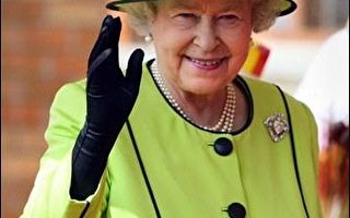 私人助理：英国女王是典型女人  爱聊化妆品
