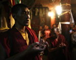 2007年7月18日，流亡在印度的西藏僧侶在祈禱。（MANPREET ROMANA/AFP/Getty Images）