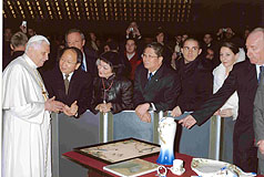 教宗接見台灣朝聖團並獲贈名瓷