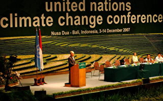 2007 年12月14 日，在印尼峇里岛举行的联合国气候变迁会议今天达成协议。图为纽约市长彭博在会议中发表演说。（AFP PHOTO/Sonny TUMBELAKA）