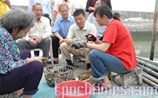蔡启芳关心养殖业渔民
