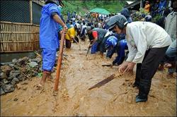 印尼大雨引发土石流 近百人死亡或失踪