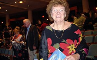 來自紐約的退休護士晶潔‧海斯12月28日在布瓦洛藝術中心觀看神韻巡迴藝術團的演出。（攝影：方涵/大紀元）