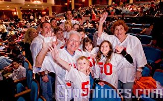 12月28日，南希全家大大小小16人都穿這印有50紅字的白色圓嶺衫來勞德岱堡觀看神韻聖誕晚會。 （攝影：Mark Zou/大紀元）
