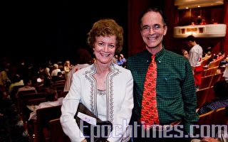 12月28日晚神韻巡迴藝術團在佛羅里達州勞德岱堡市演出，莎倫‧懷特( SharonWhite)和她的兄弟大衛‧懷特（David White）同來觀賞（攝影：Mark Zou / 大紀元）