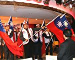 老兵会会长李铁汉带领10位老兵向大会献旗。(摄影﹕史静/大纪元)
