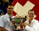 2001年霍普曼杯，费德尔和辛吉丝（Roger Federer and Martina Hingis ）代表瑞士出马，最后金童玉女携手笑捧冠军 Sean Garnsworthy/Getty Images